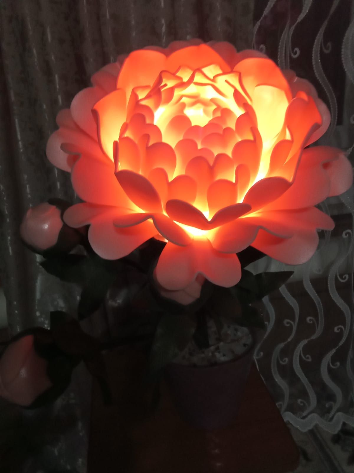 Мастерица Ильнара Хисамова создает из изолона лилии, розы, пионы, нарциссы