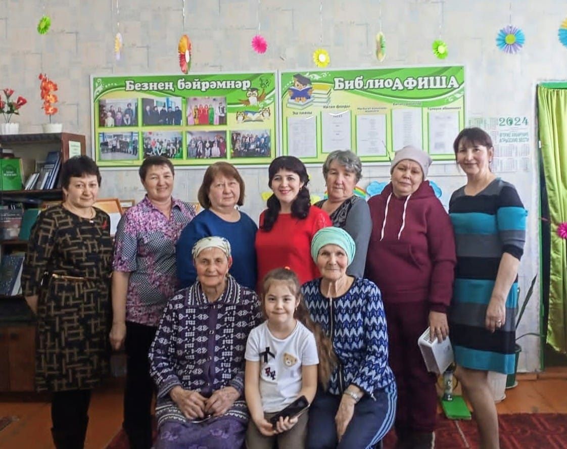 Иж - Бубый авылы китапханәсендә  «Язлар яши сезнең күңелдә» исемле кичә үткәрелде