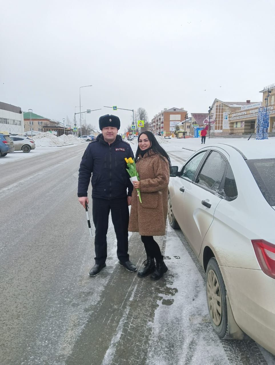Инспекторы ОГИБДД Агрызского района подарили женщинам праздничное настроение