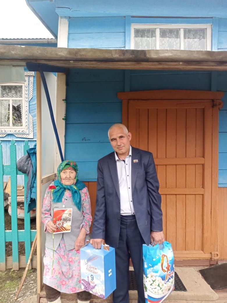 В Агрызском районе вручают подарки ветеранам в рамках празднования Дня Победы