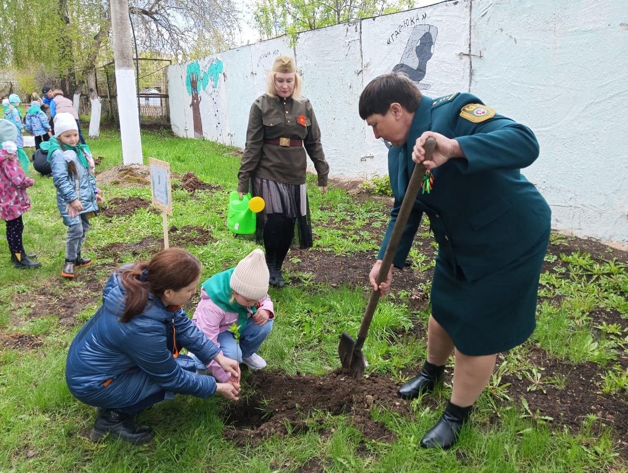 Дошколята Агрыза посадили деревья в рамках акции «Сад памяти»