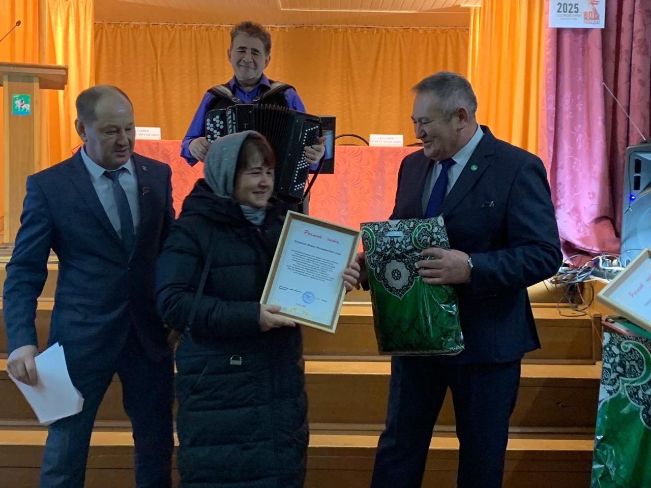 Девятерняда узган җыенда авыл халкы бүләкләнде