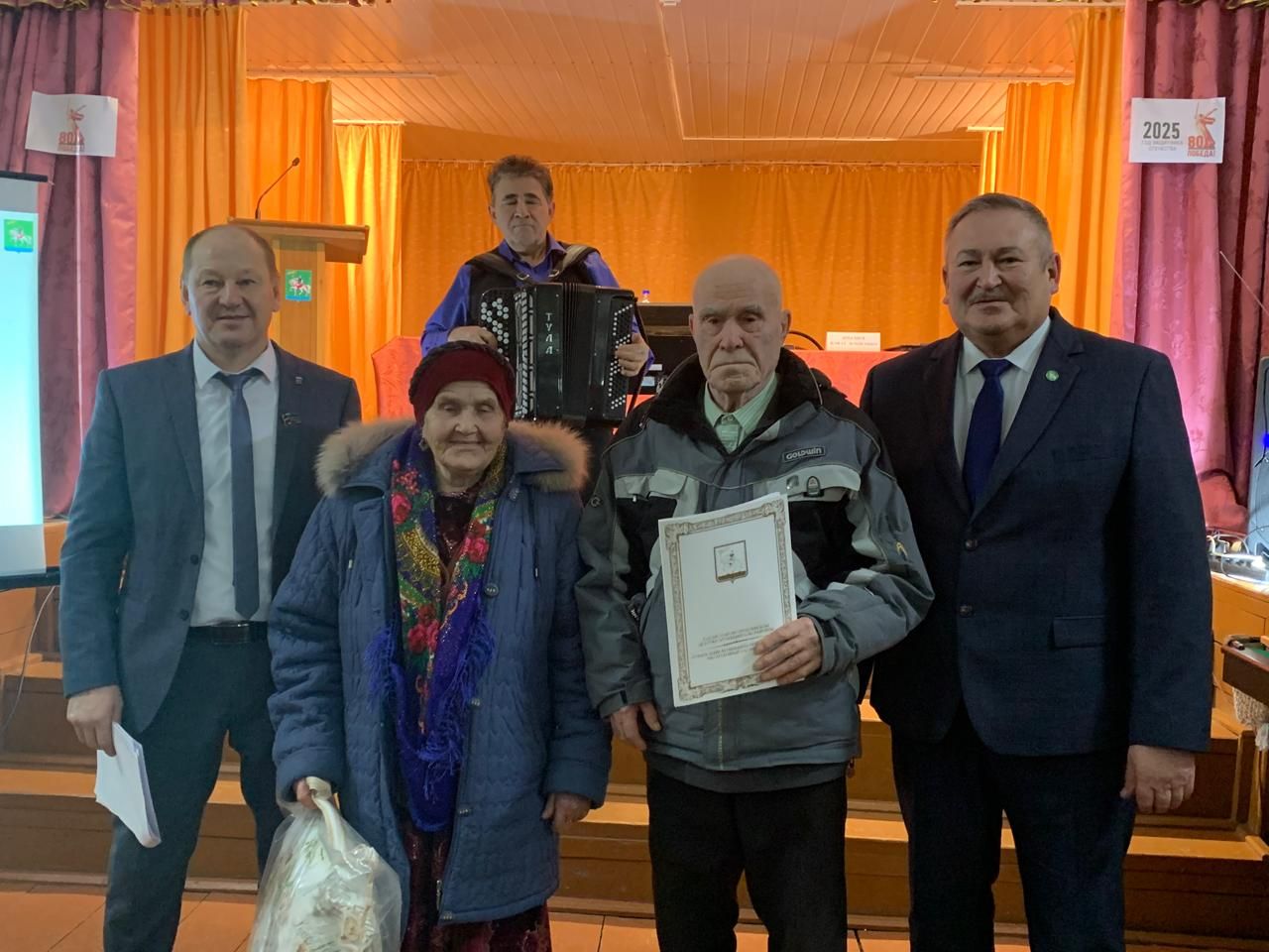 Девятерняда узган җыенда авыл халкы бүләкләнде