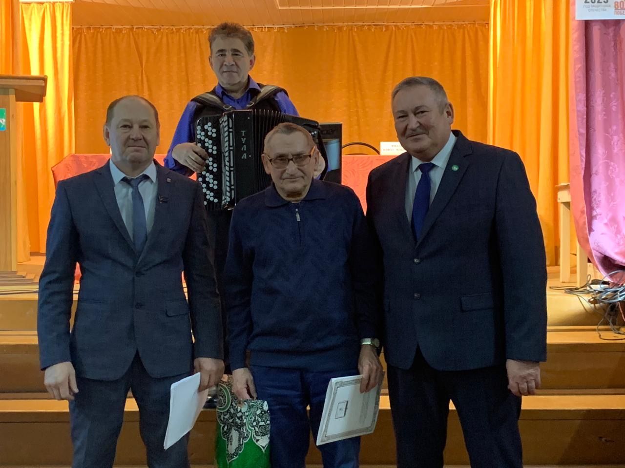 Девятерняда узган җыенда авыл халкы бүләкләнде