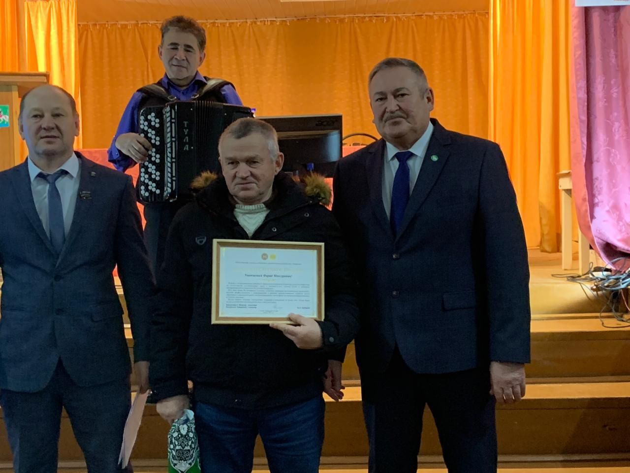 Девятерняда узган җыенда авыл халкы бүләкләнде