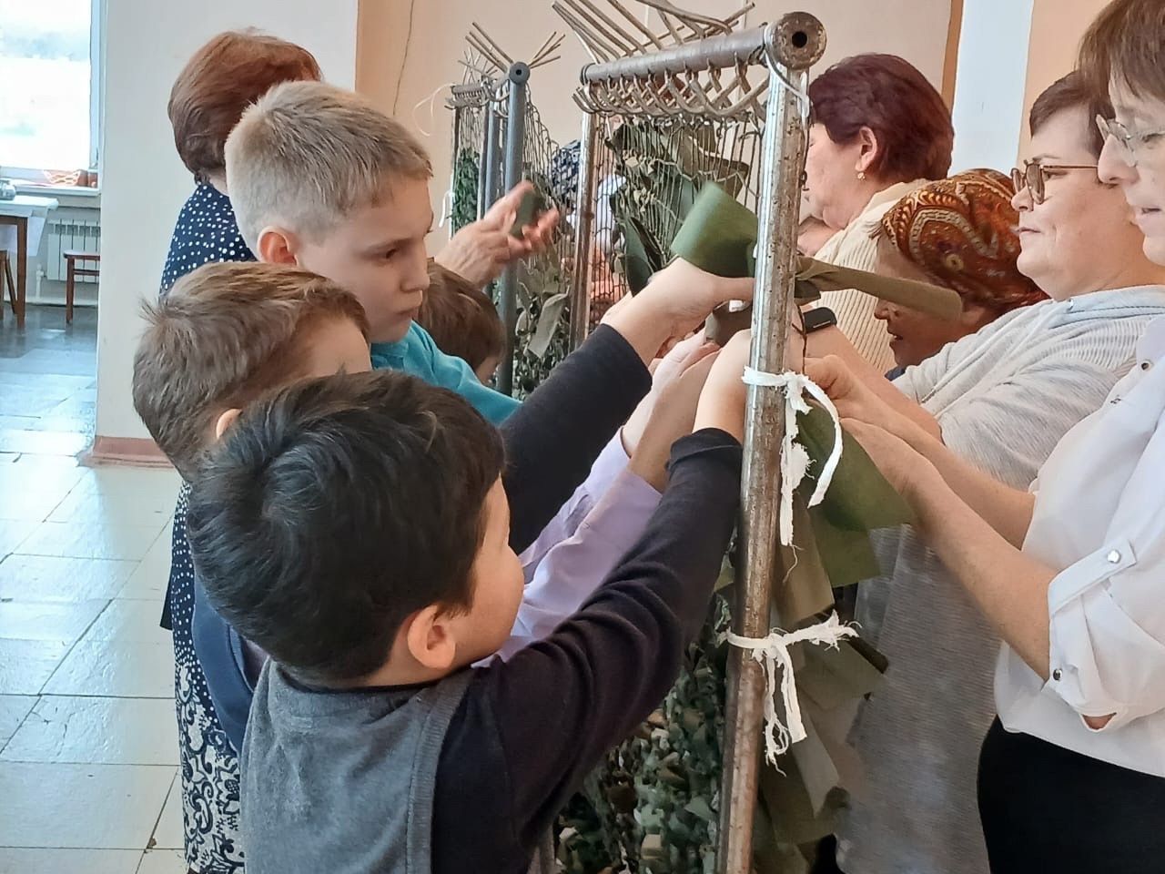 Ученики Красноборской школы посетили клуб волонтеров «Добрые сердца»