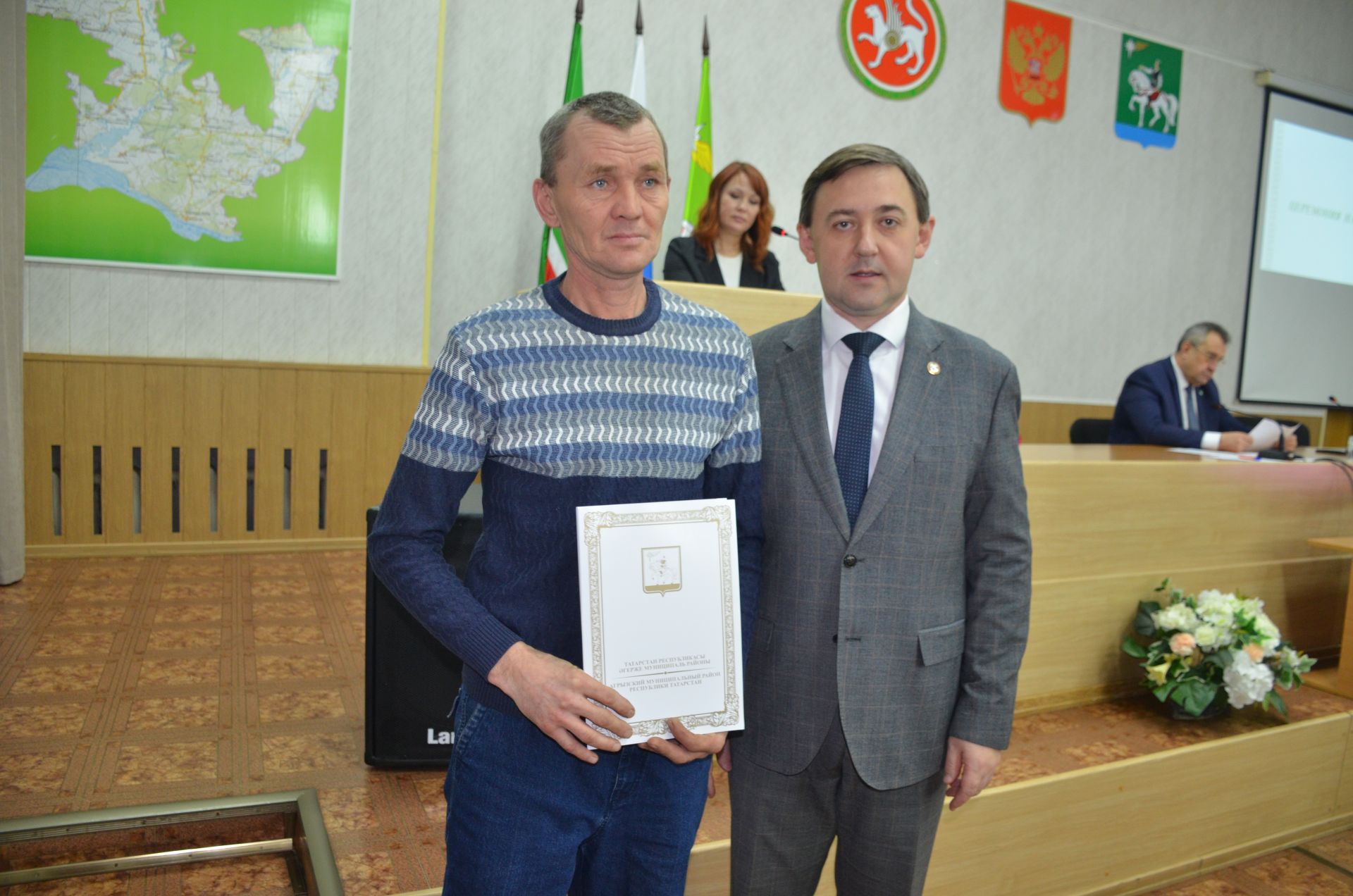 Глава района Ленар Нургаянов вручил награды отличившимся агрызцам на совещании «Деловой вторник»