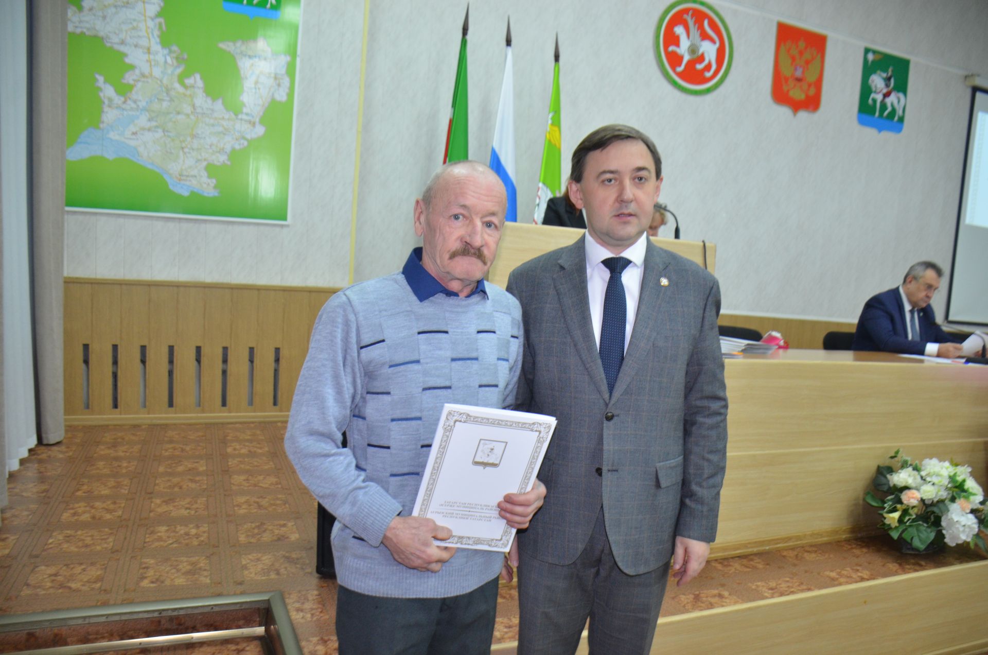 Глава района Ленар Нургаянов вручил награды отличившимся агрызцам на совещании «Деловой вторник»