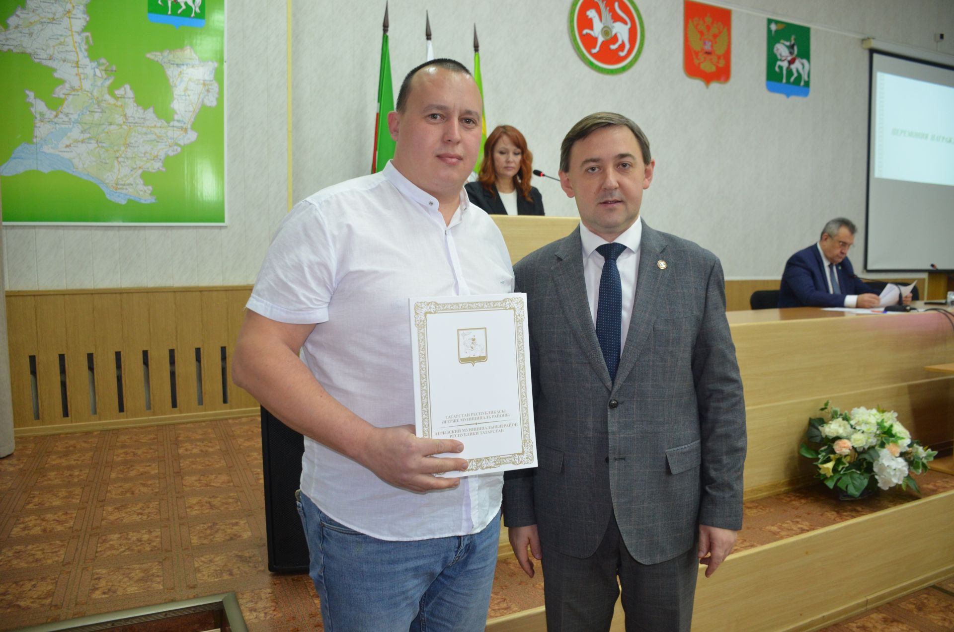 Глава района Ленар Нургаянов вручил награды отличившимся агрызцам на совещании «Деловой вторник»
