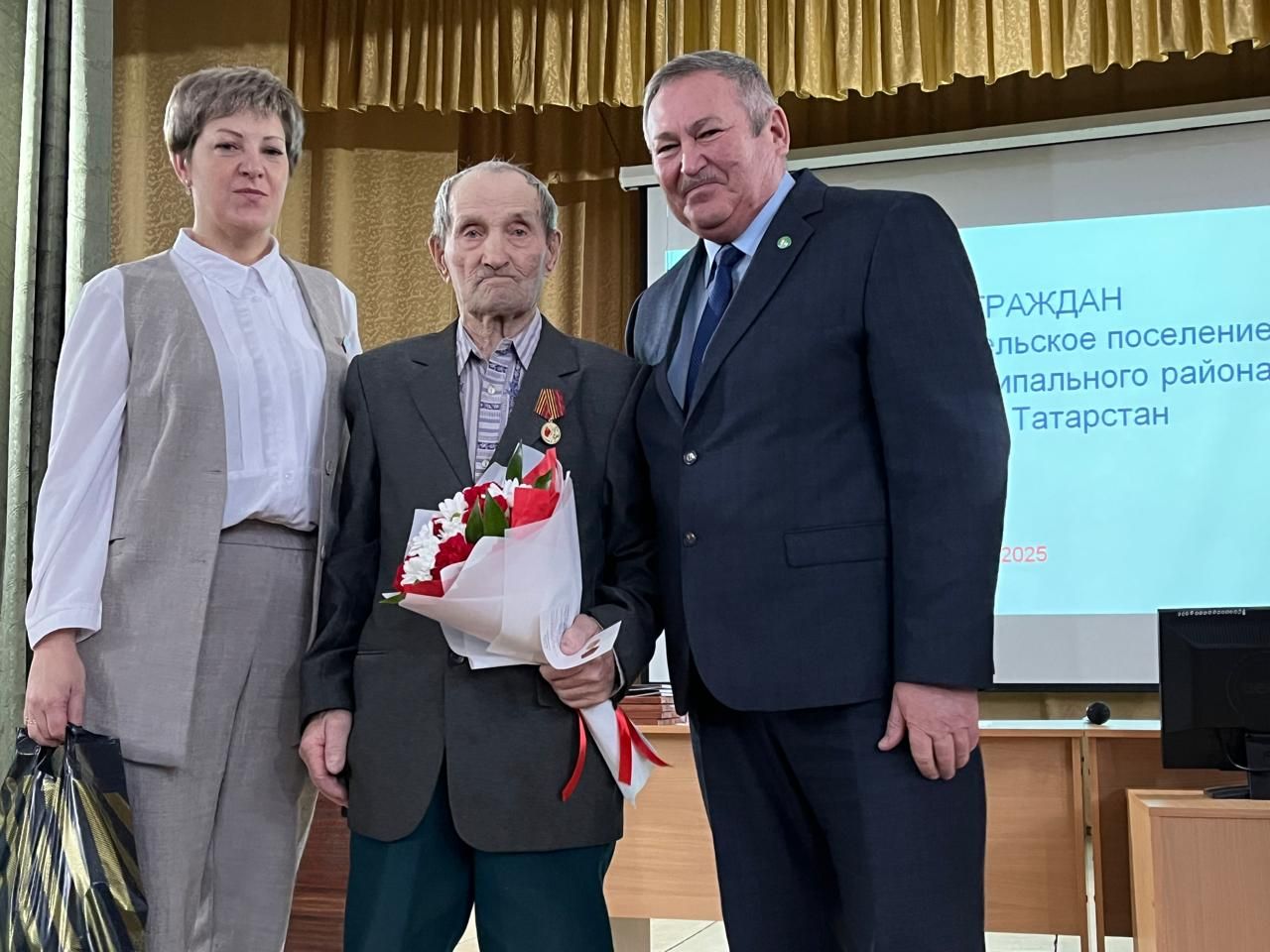 Труженикам тыла в Красном Боре вручили юбилейные медали в честь 80-летия Победы