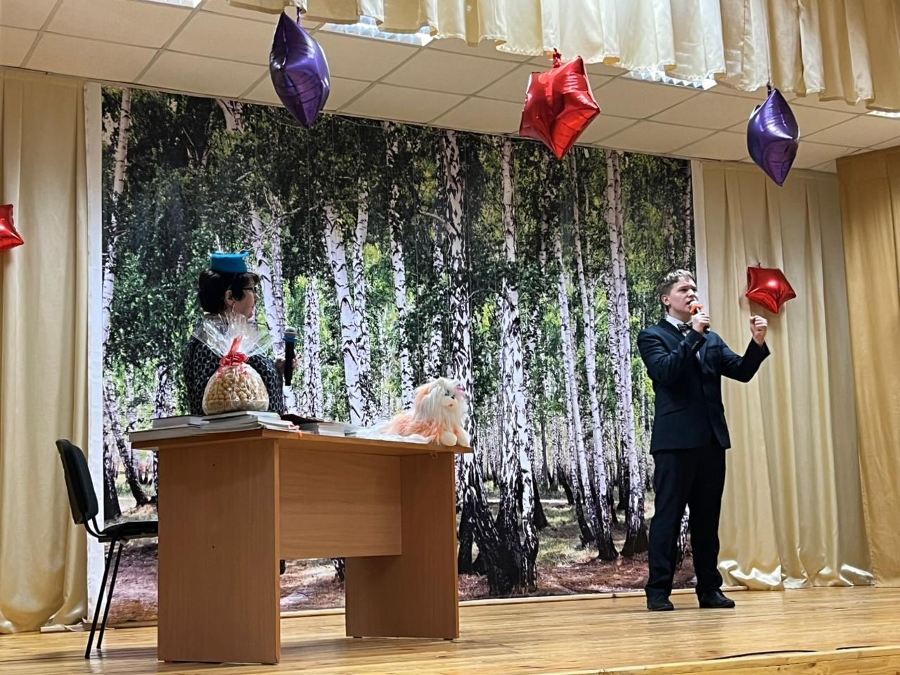 Уразайда «Һәр телнең бар үз туган җире» дип исемләнгән әдәби кичә узды