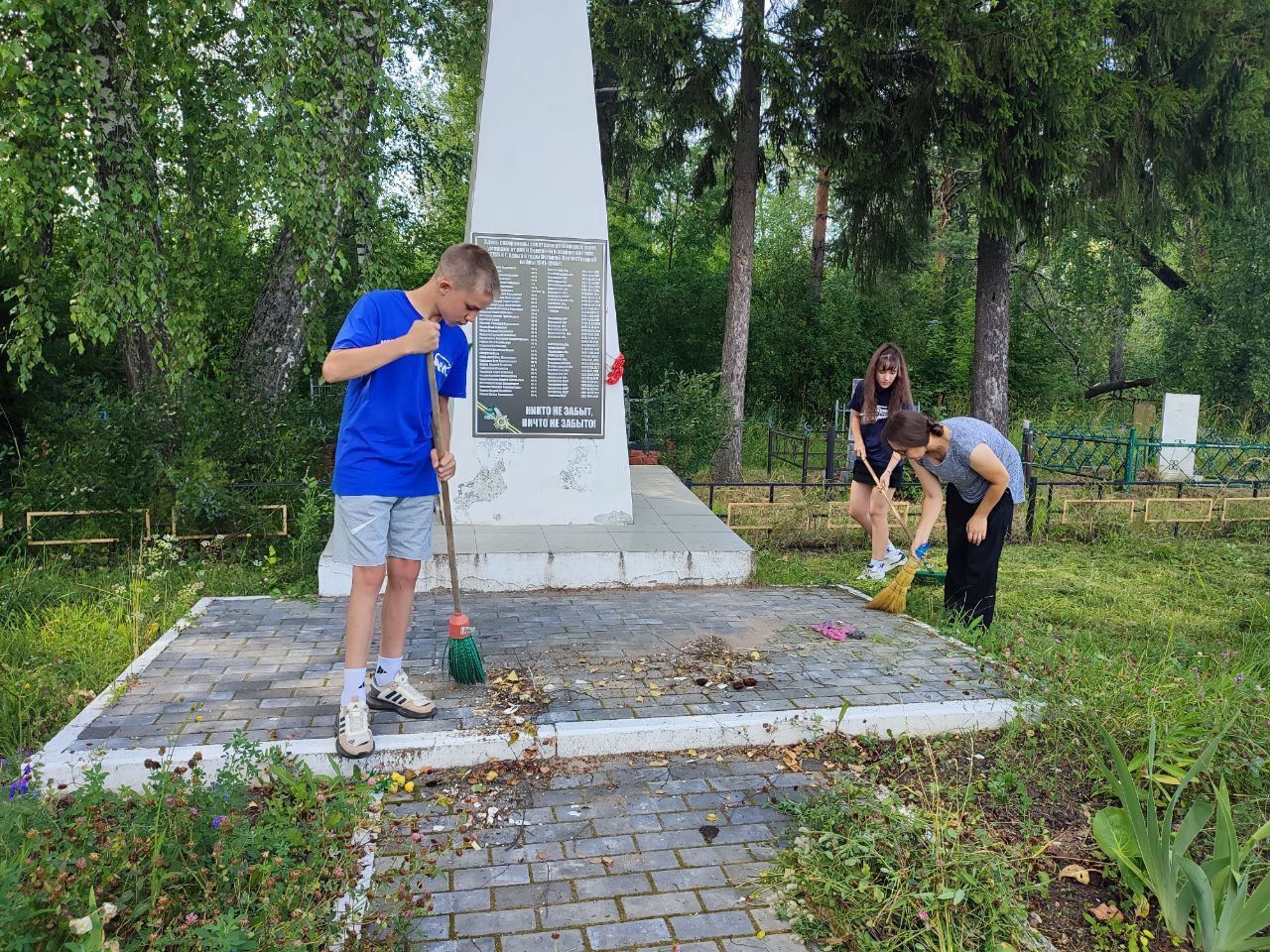 Яшь гвардиянең җирле бүлекчәсе активистлары «туганнар» зыяратында тәртип урнаштырдылар
