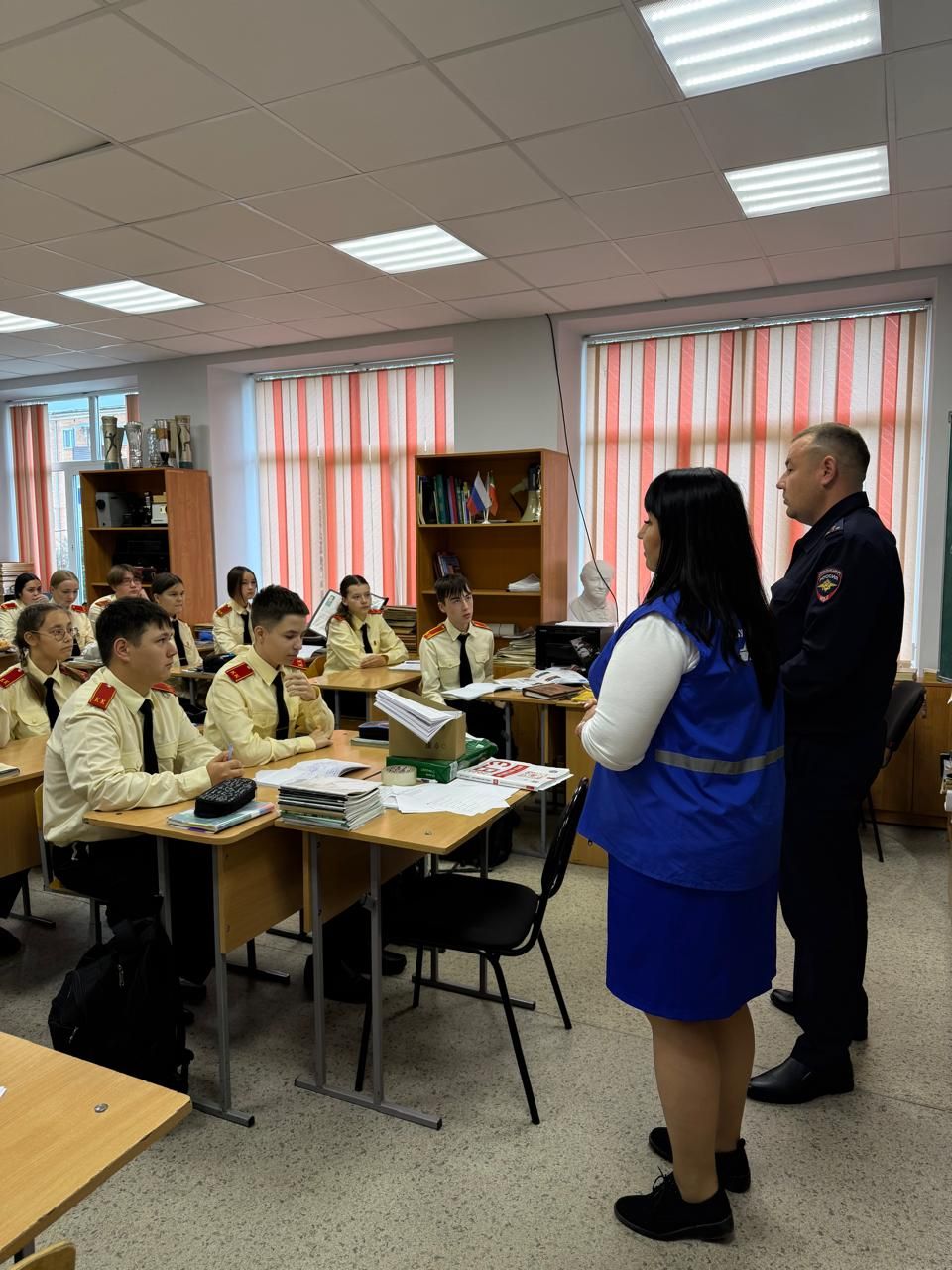 Начальник ОГИБДД Юрий Глезденев провел профилактическую беседу со школьниками