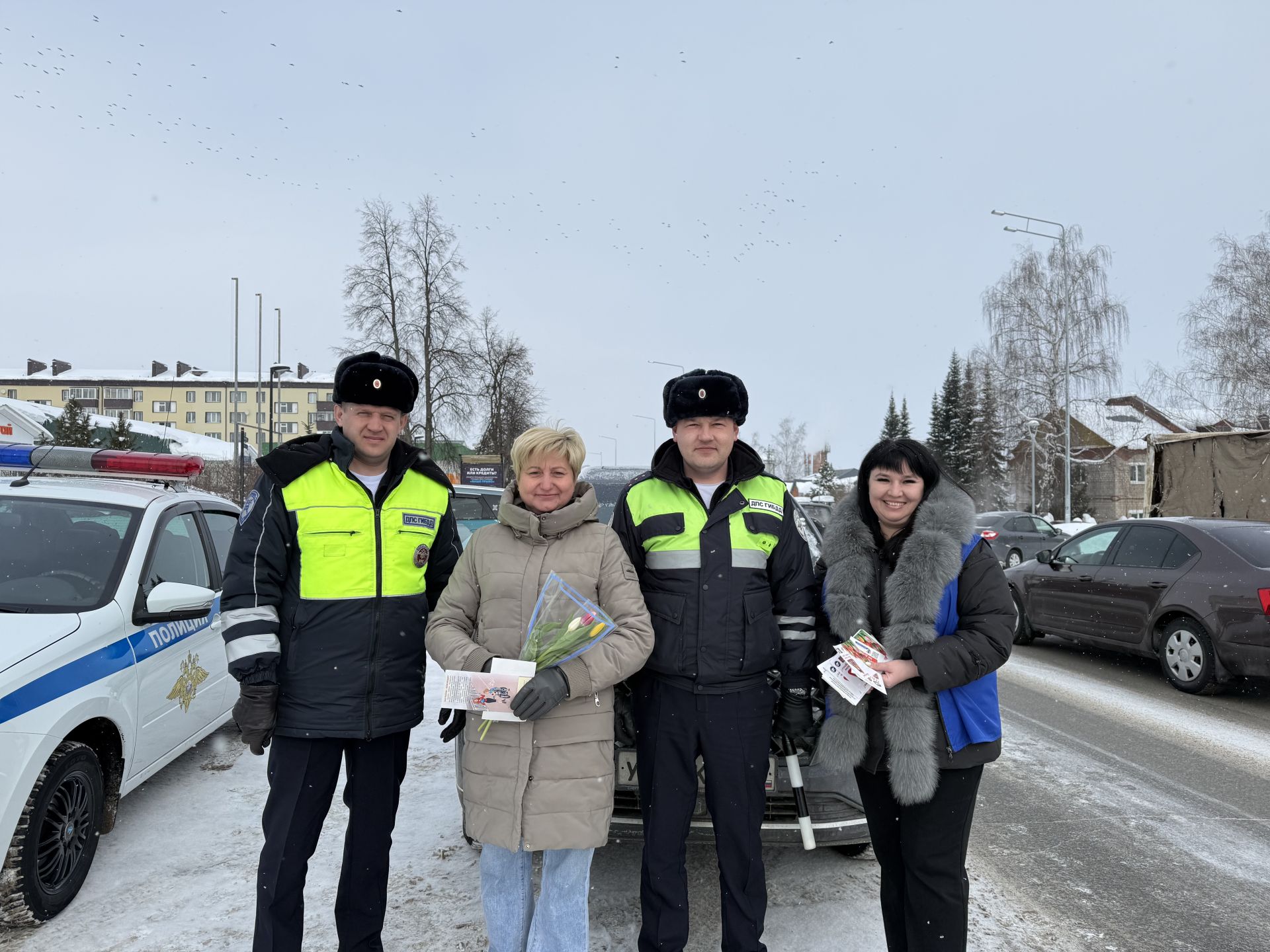 В Агрызе прошла акция «Цветы для автоледи»