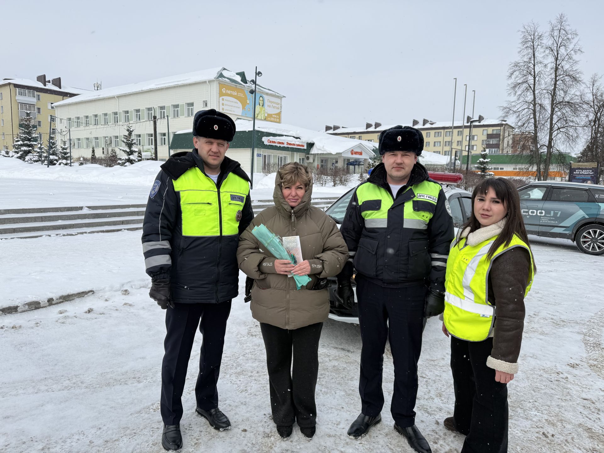 В Агрызе прошла акция «Цветы для автоледи»