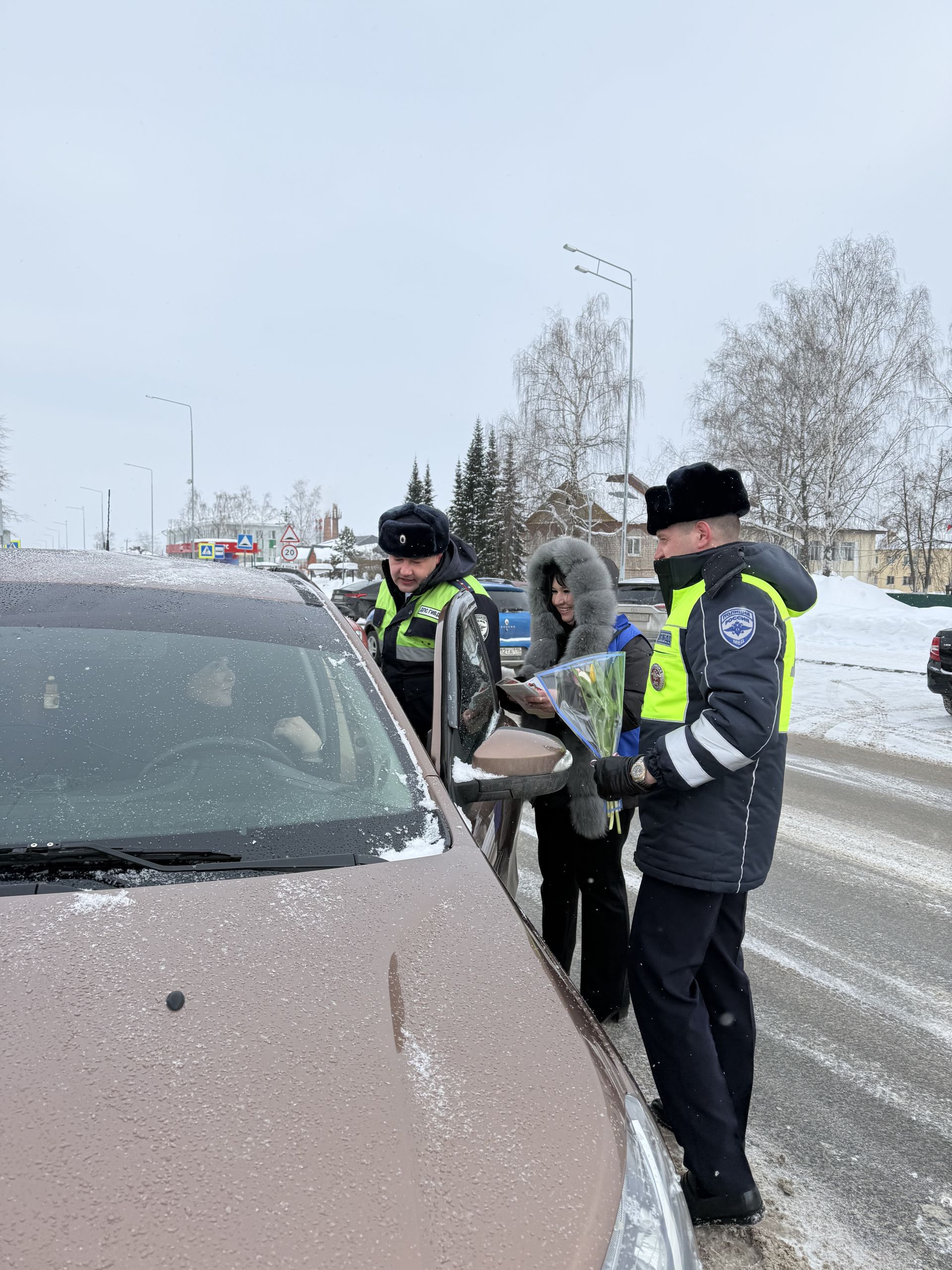 В Агрызе прошла акция «Цветы для автоледи»