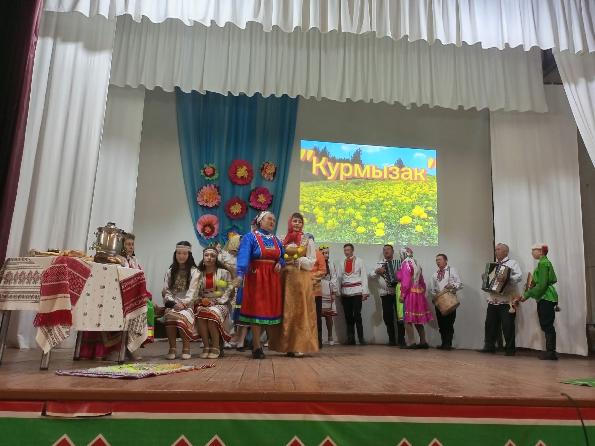 Коллектив «Ош вис-вис» из Пелемеша победил в отборочном туре «Радуги культур»
