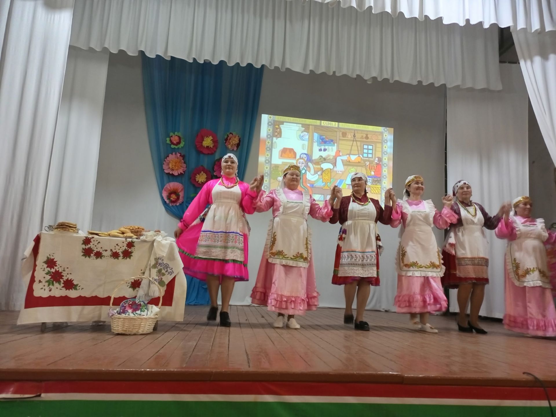 Коллектив «Ош вис-вис» из Пелемеша победил в отборочном туре «Радуги культур»