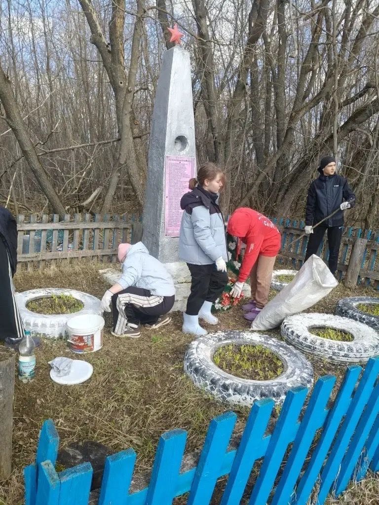Члены Движения Первых и юнармейцы Агрызского района провели благоустройство памятников