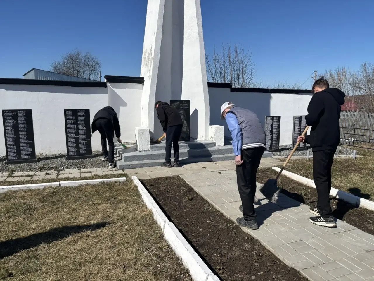 Члены Движения Первых и юнармейцы Агрызского района провели благоустройство памятников