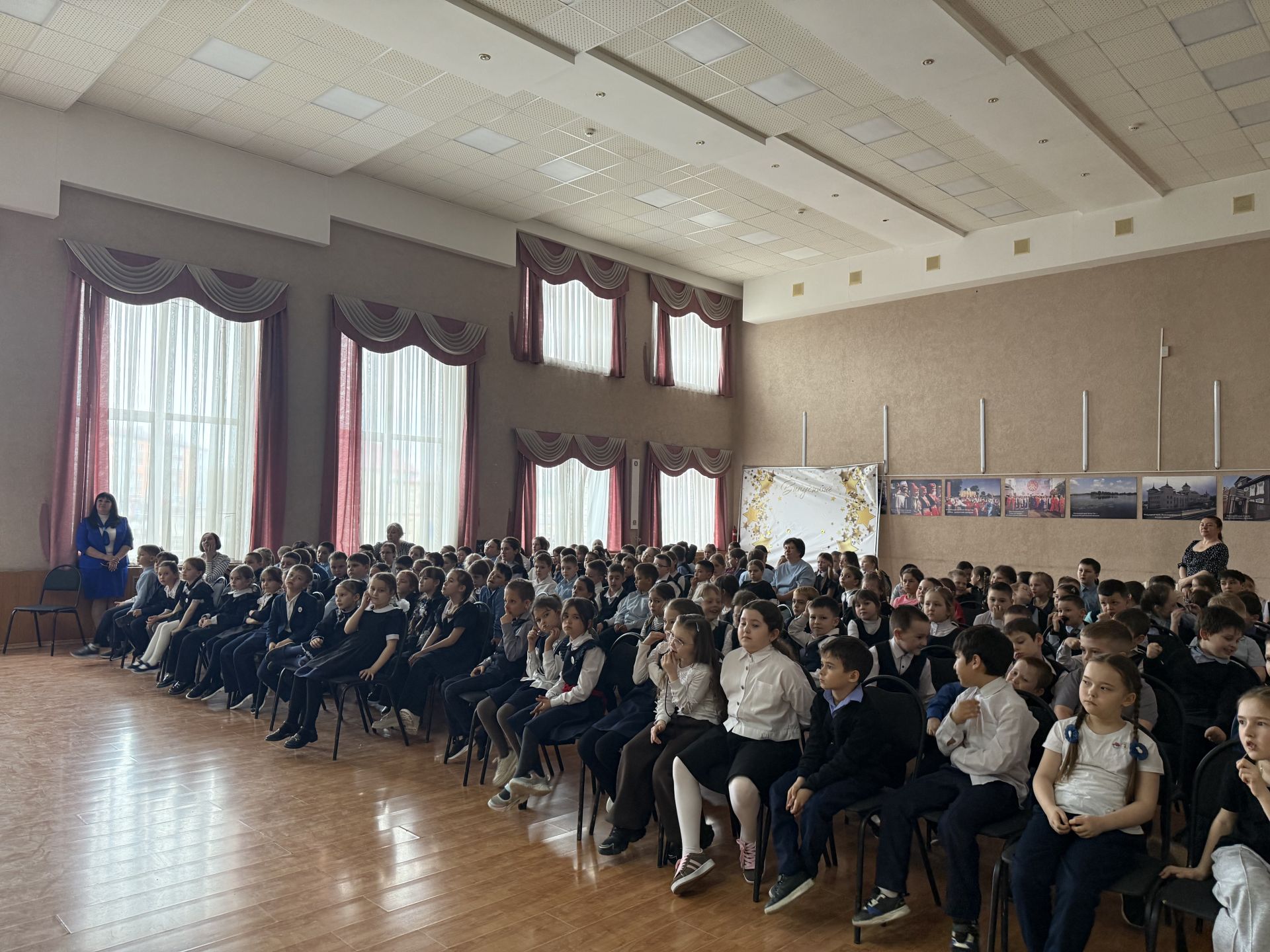 В школе №3 детям показали спектакль по ПДД и напомнили о безопасности на дорогах