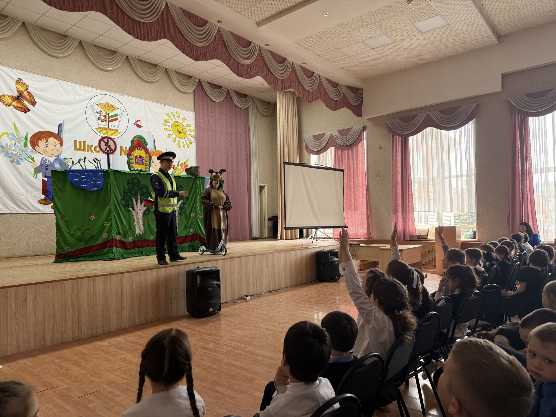 В школе №3 детям показали спектакль по ПДД и напомнили о безопасности на дорогах