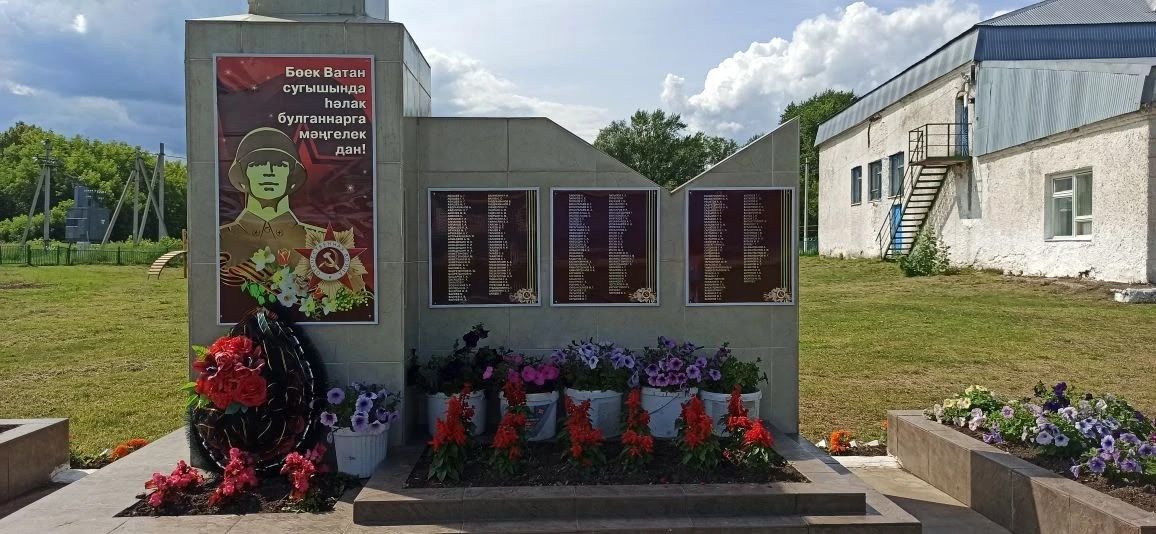 Иж-Бубый авылындагы обелиск чәчәкләргә күмелгән