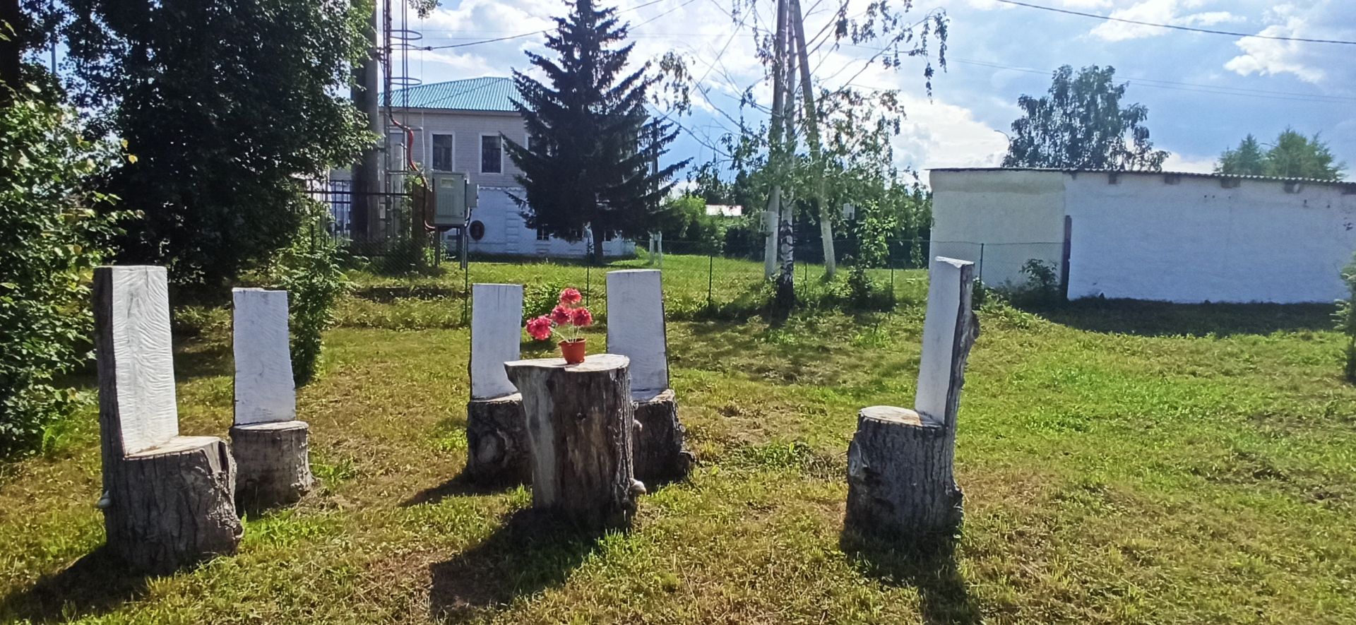 Паровоз, коляска и тюльпан из цветов: как преобразился школьный сад в Иж-Бобье