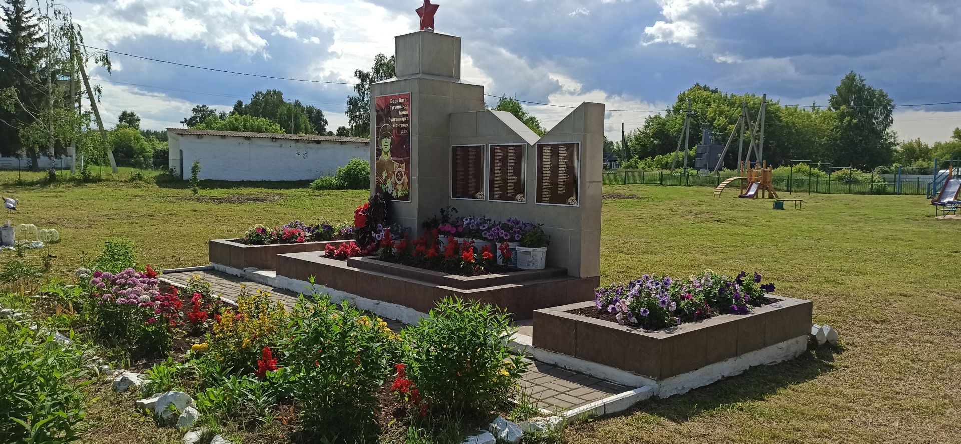 Паровоз, коляска и тюльпан из цветов: как преобразился школьный сад в Иж-Бобье
