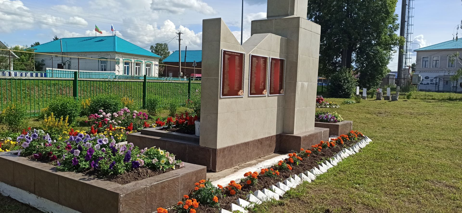 Паровоз, коляска и тюльпан из цветов: как преобразился школьный сад в Иж-Бобье