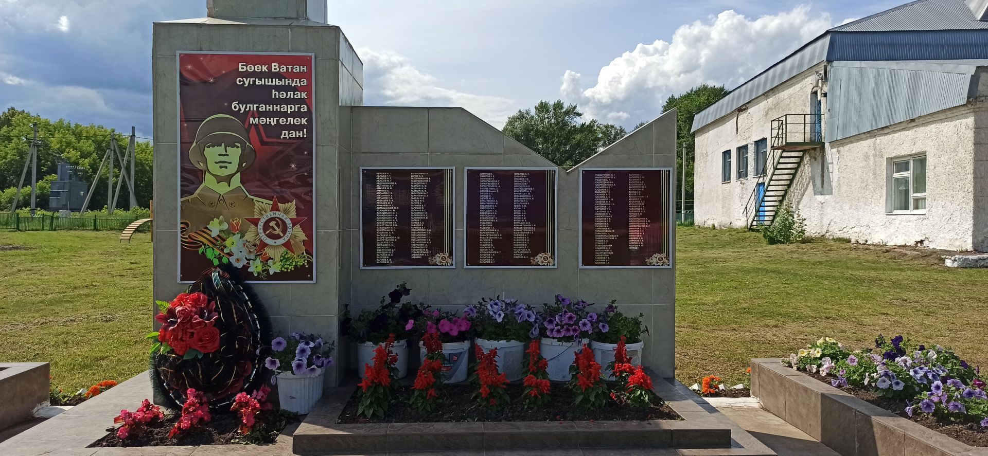 Паровоз, коляска и тюльпан из цветов: как преобразился школьный сад в Иж-Бобье