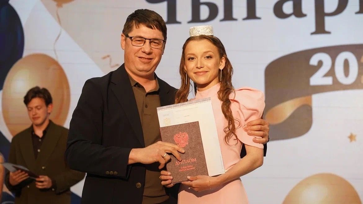 Девятерня авылы кызы Лиана ГАББАСОВА Казан федераль университетының филология һәм мәдәниятара багланышлар институтын кызыл дипломга тәмамлады