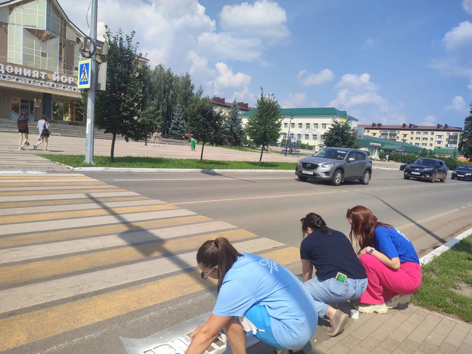 В Агрызе на пешеходных переходах появились предупреждающие надписи