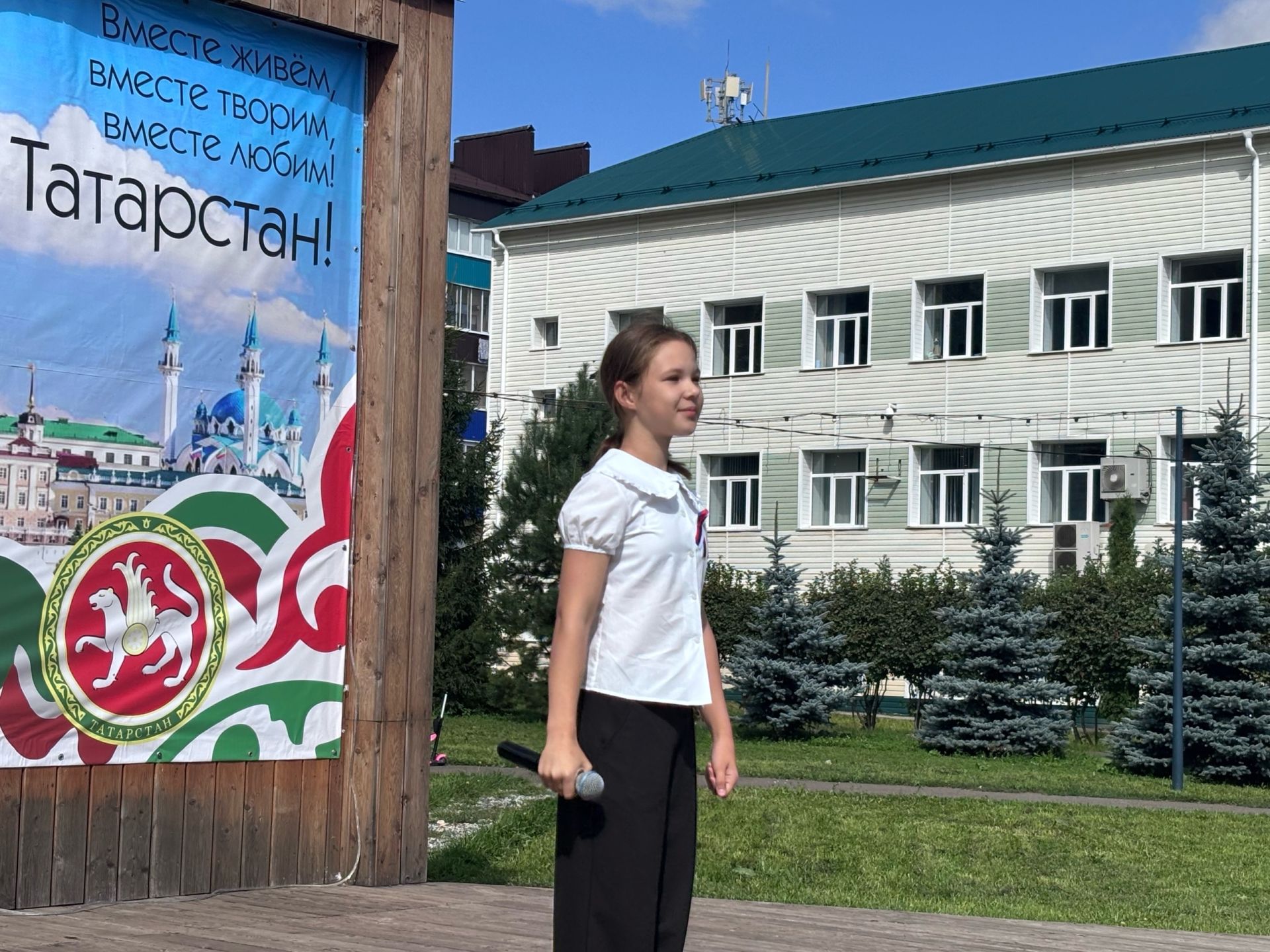 В Агрызе прошло торжественное мероприятие, посвященное Дню Государственного флага России