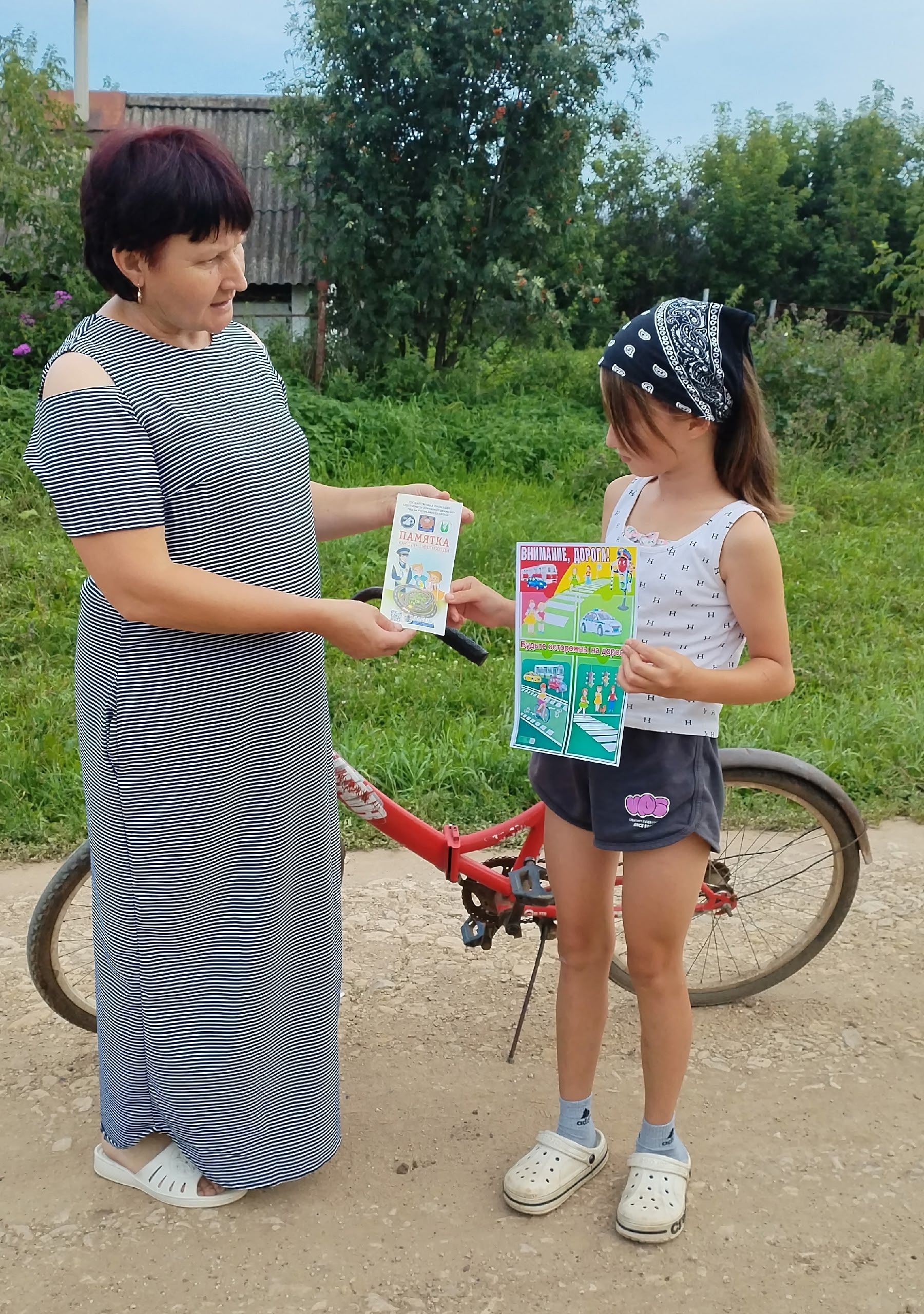 Салагыш китапханәсе мөдире Раилә Тимофеева балаларга юлда йөргәндә кагыйдәләрне искәртте