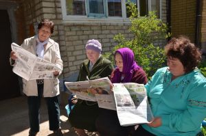 Альфия Когогина подарила подписку на районные газеты жителям своего округа