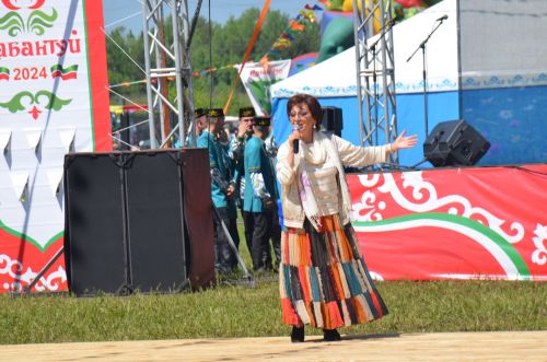 На Сабантуе в Агрызе выступила Венера Ганиева