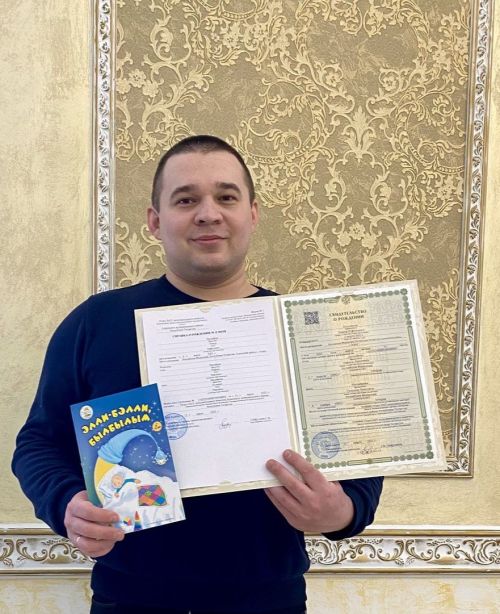 В Агрызском отделе ЗАГС папам вручили свидетельства о рождении детей