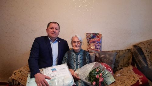 Азат Валеев поздравил труженицу тыла Анну Медведеву с 95-летием