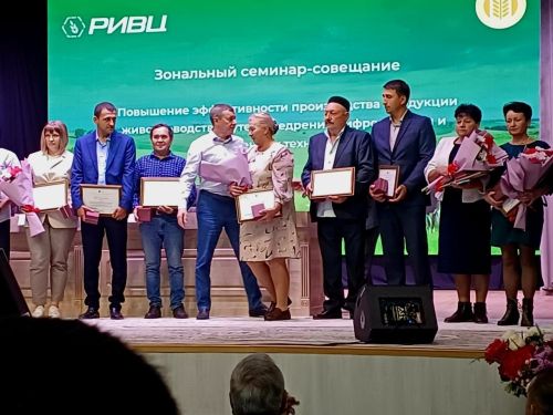 Елена Шуматова ТР авыл хуҗалыгы министрының Рәхмәт хаты һәм исемле сәгать белән бүләкләнде