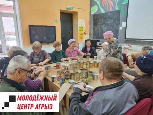 Участники «Клуба активного долголетия» в Агрызе изготовили окопные свечи бойцам СВО