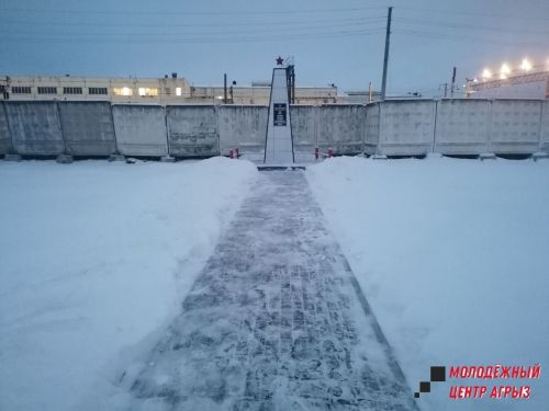 Молодежь Агрыза  очистила от снега территорию памятника Погибшим в гражданской войне