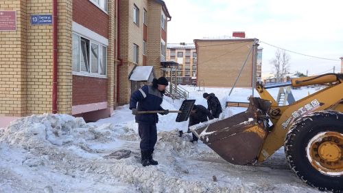 В Агрызе продолжается активная уборка снега (ФОТО)