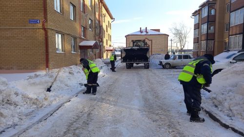 В Агрызе продолжается активная уборка снега (ФОТО)