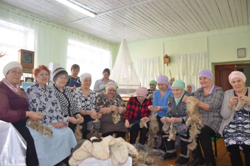 Тирсә өлкәннәре хәрбиләргә оекбашлар бәйлиләр (ВИДЕО)