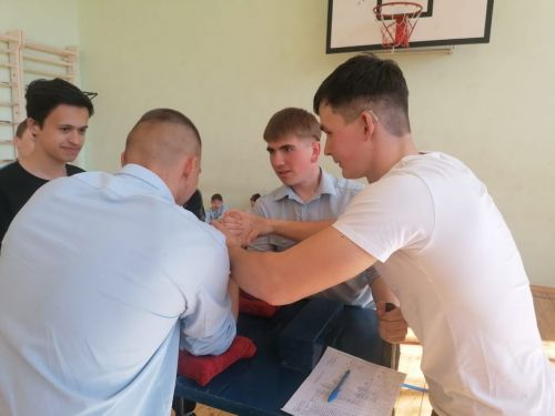 Для студентов Агрыза провели поединок по армрестлингу
