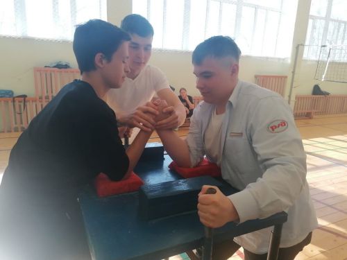Для студентов Агрыза провели поединок по армрестлингу