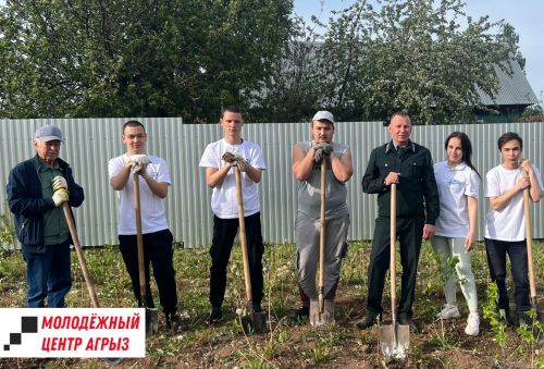 На территории молодежного центра высадили саженцы деревьев