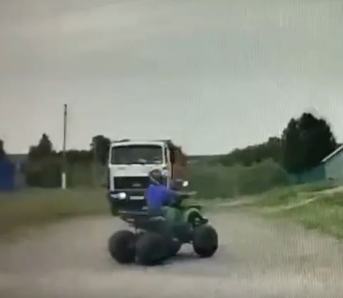 4-летний ребенок на квадроцикле в РТ чуть не попал под колеса большегруза