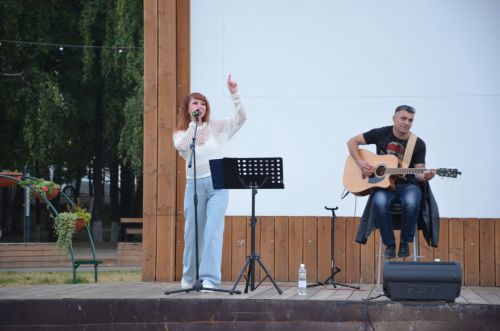 В центральном сквере прошел первый квартирник с нашими артистами